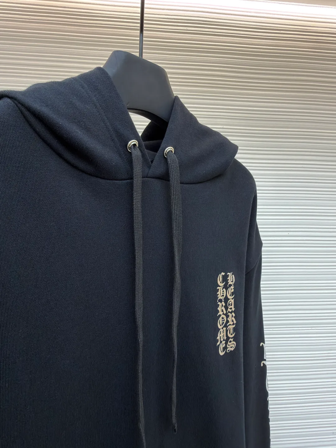 Chrome Hearts 1988 limited sweatshirt ●Original version: Purchased and developed for 7999 ●Item number: 1680865-A75 ●Fabric: 100% cotton fabric ●Technology: Ink printing ●Version: Loose fit ●Weight: about 880g ●Size: S-M-L ●Description: The fabric is made of 420g fleece cotton. Printing uses a variety of printing techniques, including thermoset ink printing. The overall wiring is straight and delicate, the fabric is comfortable and soft, and the color is consistent without color difference. It can be matched with the same style to create a fashionable look and control various occasions. Customized accessories, complete with three standards, same style for men and women!